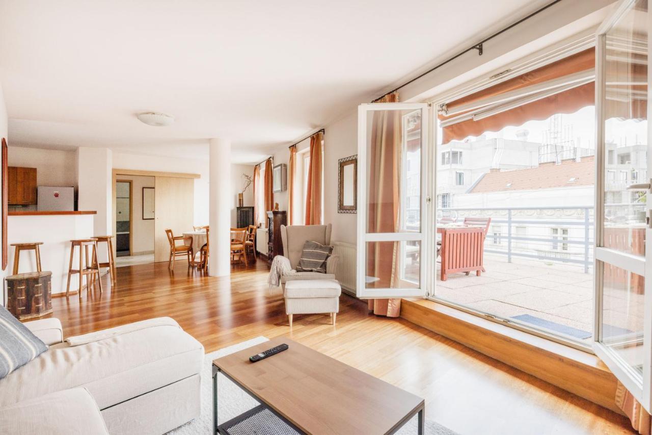 Bright And Spacious Penthouse W/ Terrace & Parking Budapest Eksteriør billede