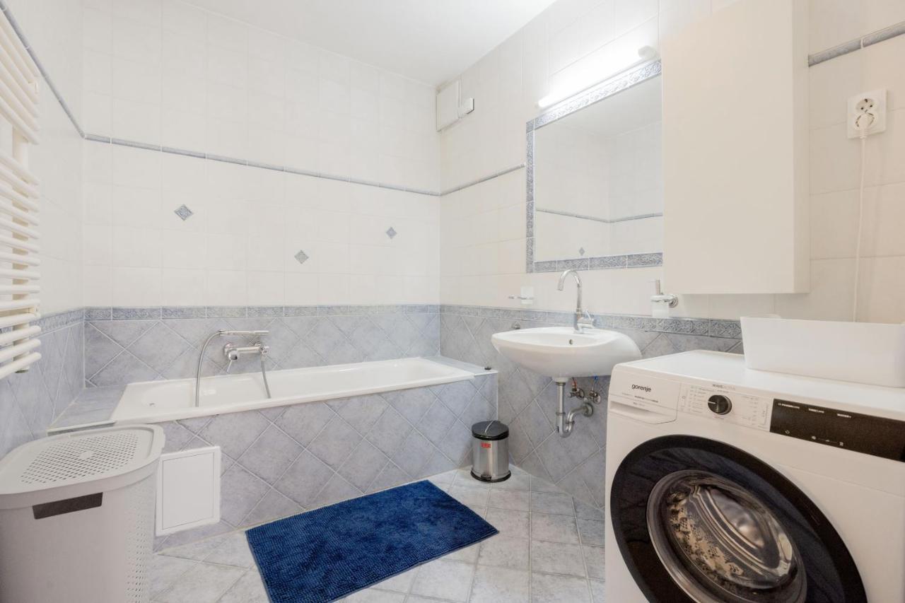 Bright And Spacious Penthouse W/ Terrace & Parking Budapest Eksteriør billede