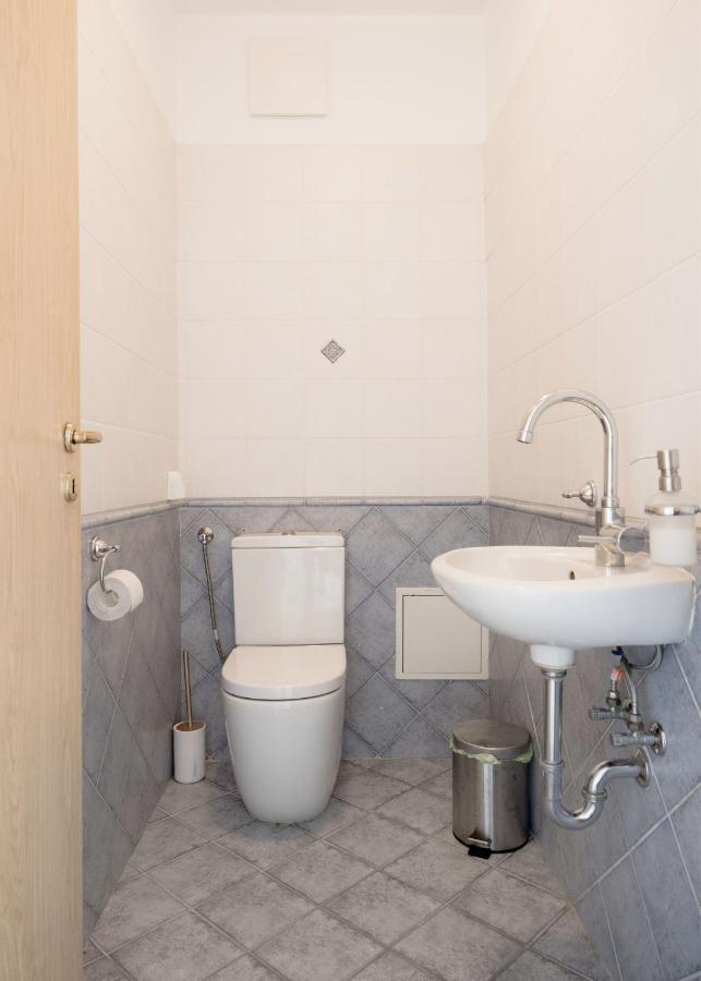 Bright And Spacious Penthouse W/ Terrace & Parking Budapest Eksteriør billede