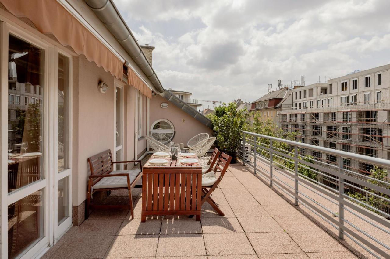 Bright And Spacious Penthouse W/ Terrace & Parking Budapest Eksteriør billede